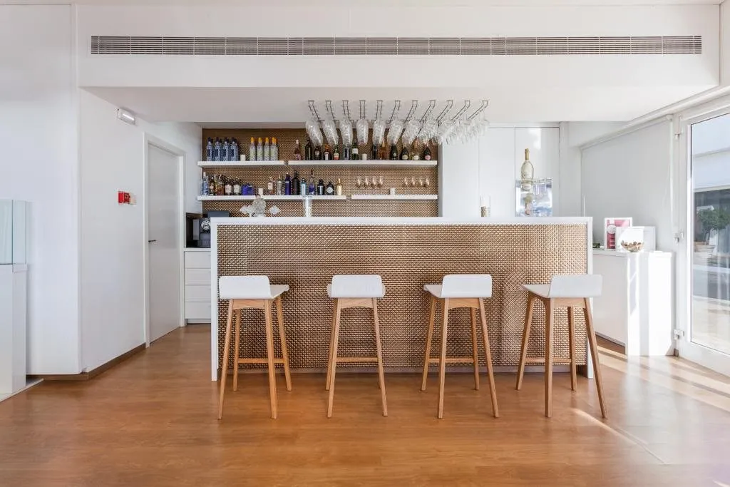 Bar habillé de bois clair et tabourets hauts