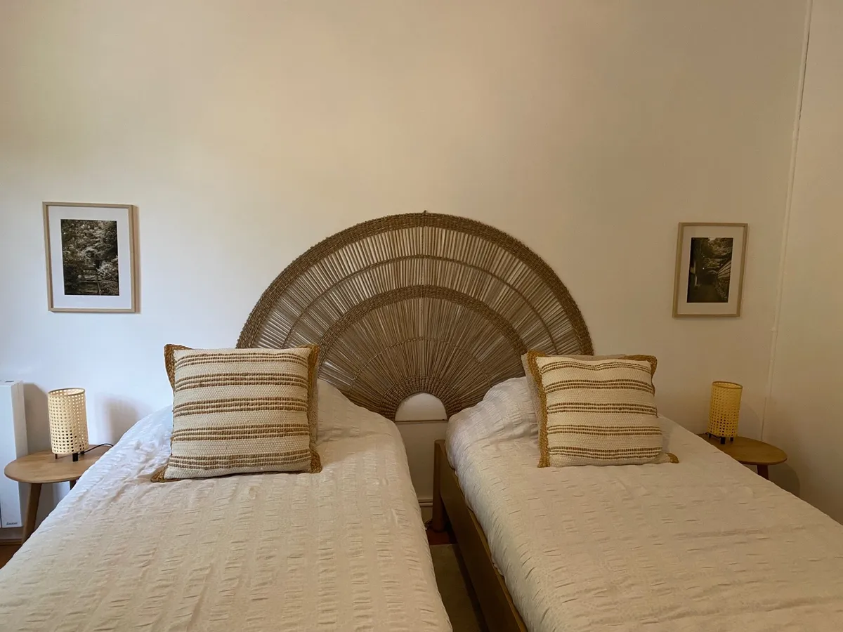 Chambre à deux lits, tête de lit en rotin tressé en éventail