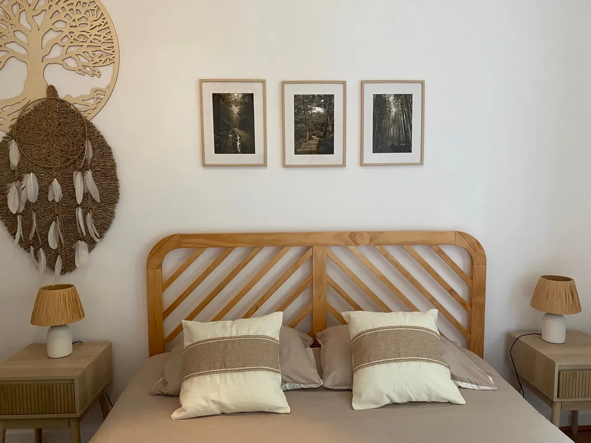 Chambre aux tons sable, tête de lit en rotin et décor mural tressé
