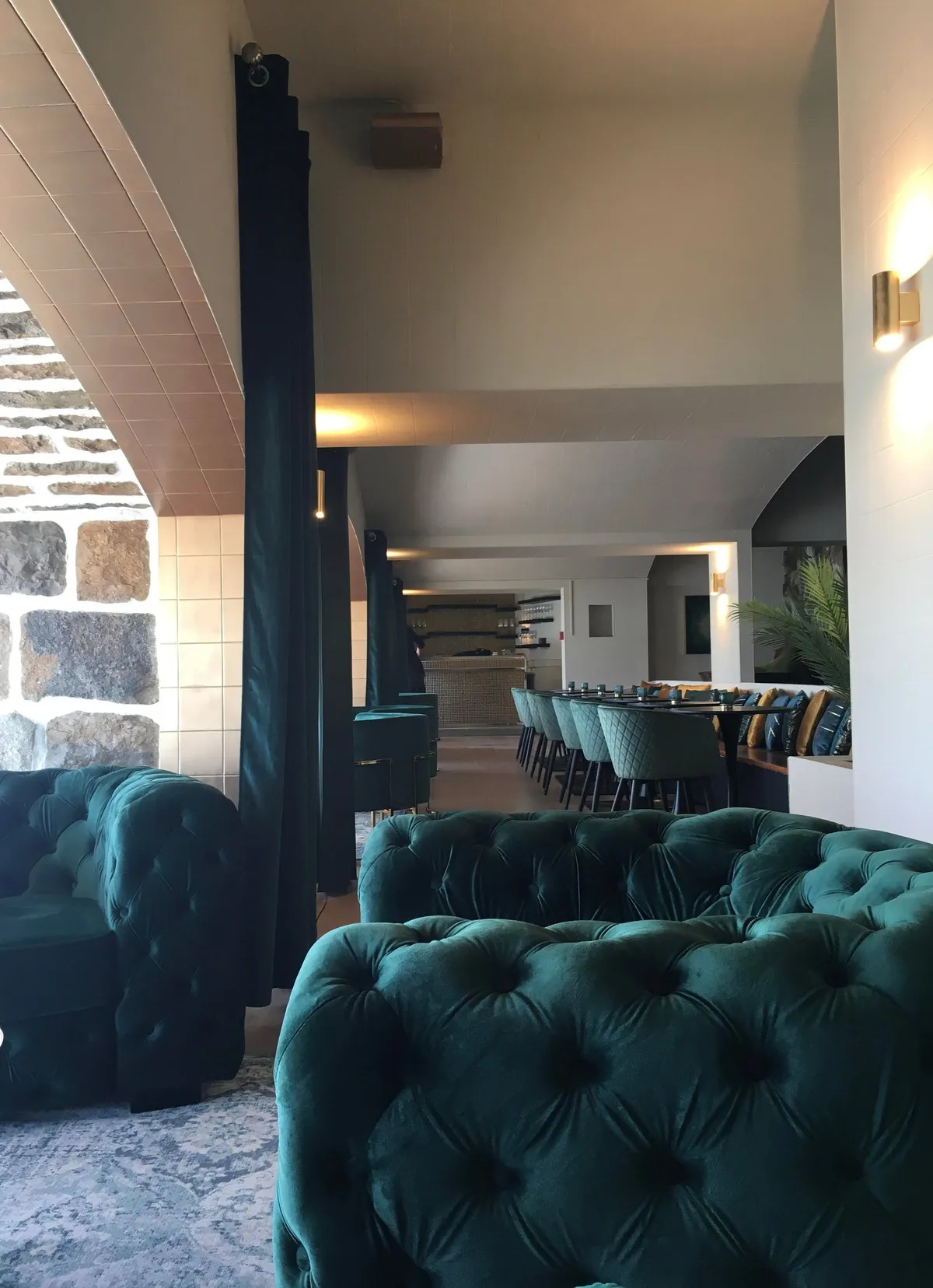 Canapés capitonnés en velours vert émeraude