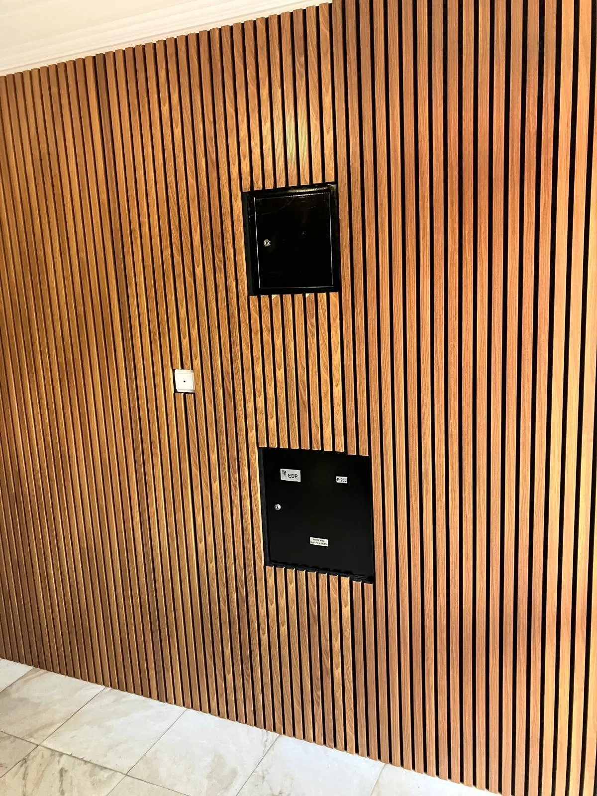 Après : Le mur de l'entrée (Un hall d'entrée réinventé)