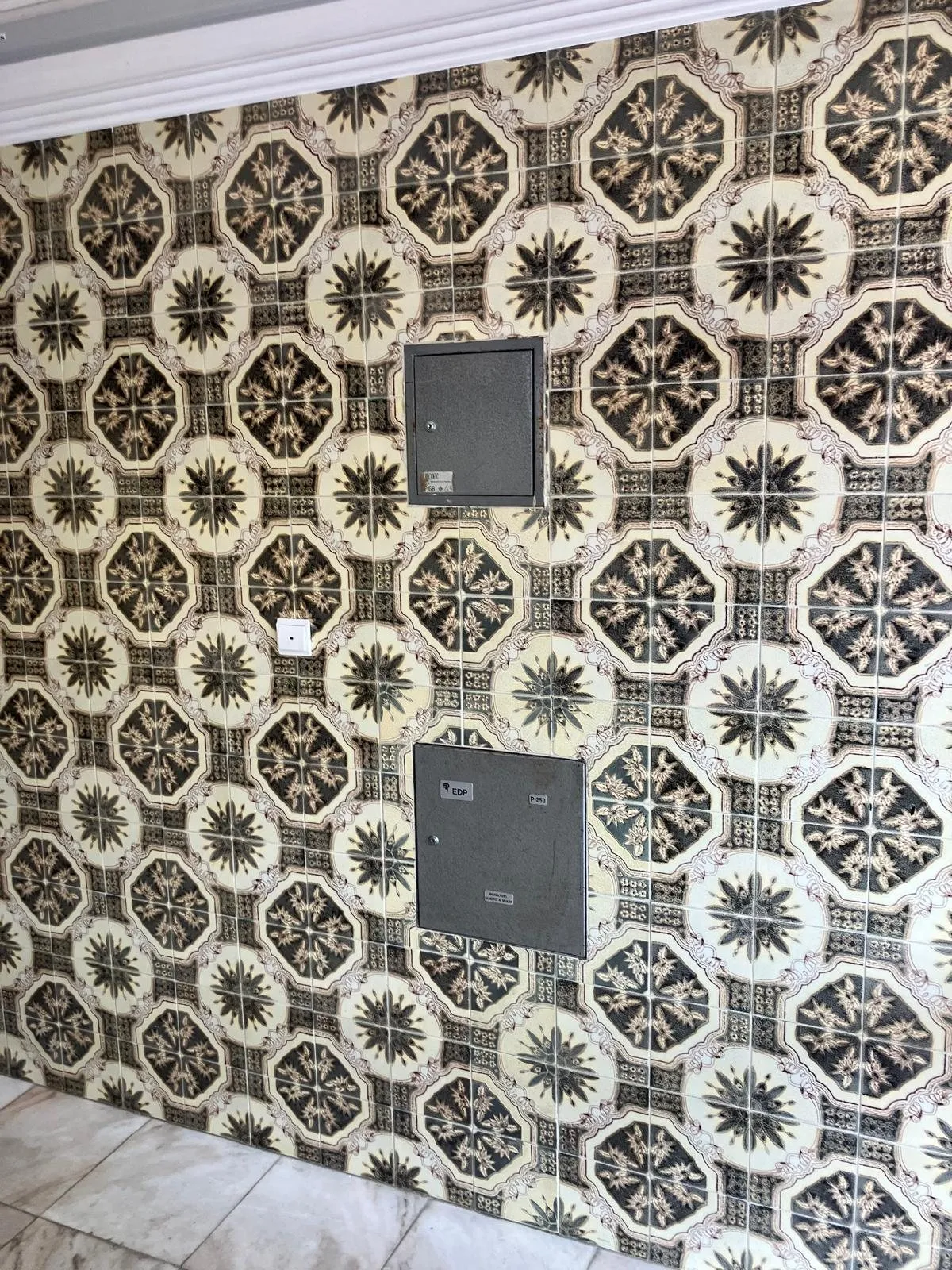 Avant : Le mur de l'entrée (Un hall d'entrée réinventé)