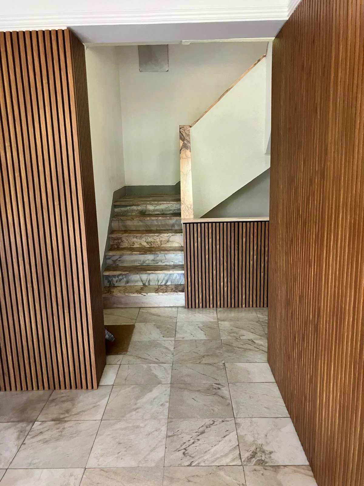 Après : L'accès à l'escalier (Un hall d'entrée réinventé)