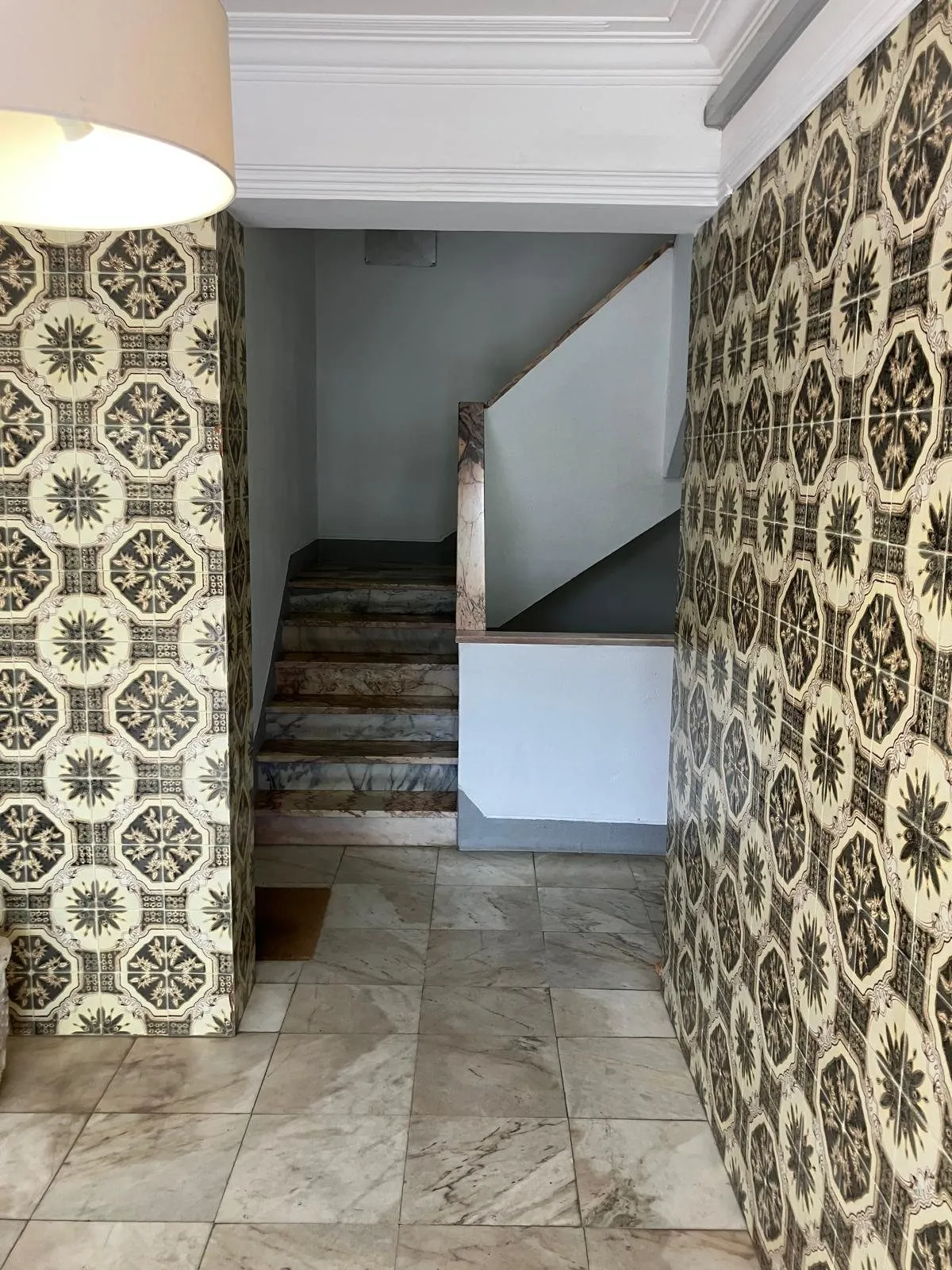 Avant : L'accès à l'escalier (Un hall d'entrée réinventé)
