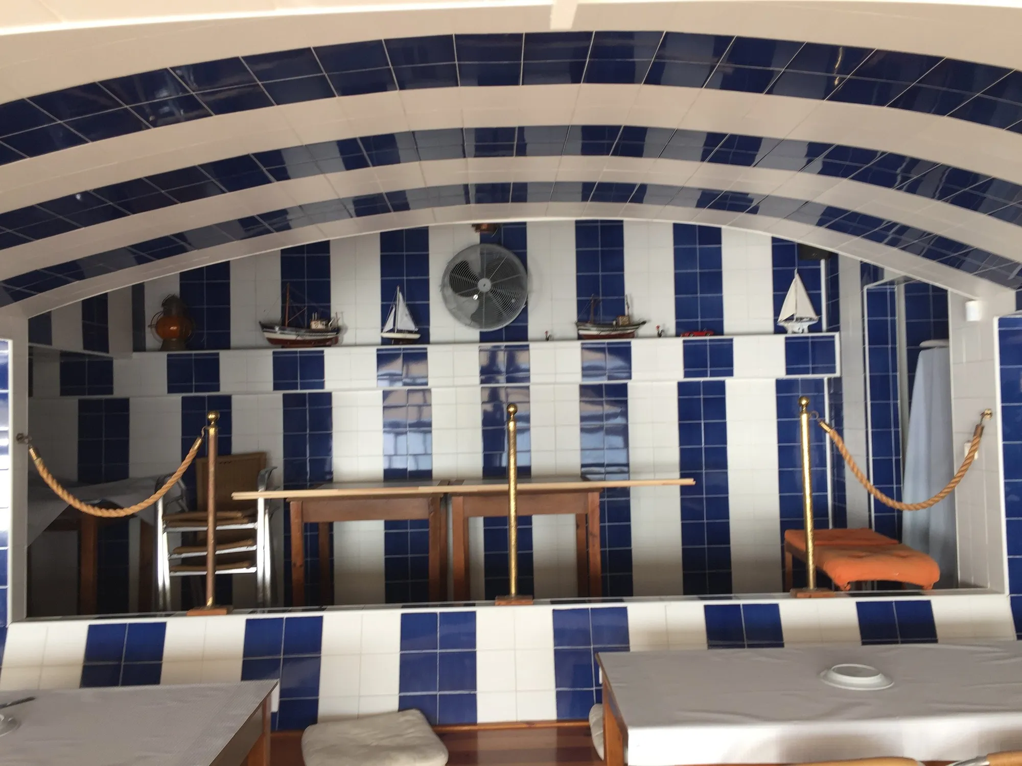 Avant : Le mur du fond (Bolina Lounge)