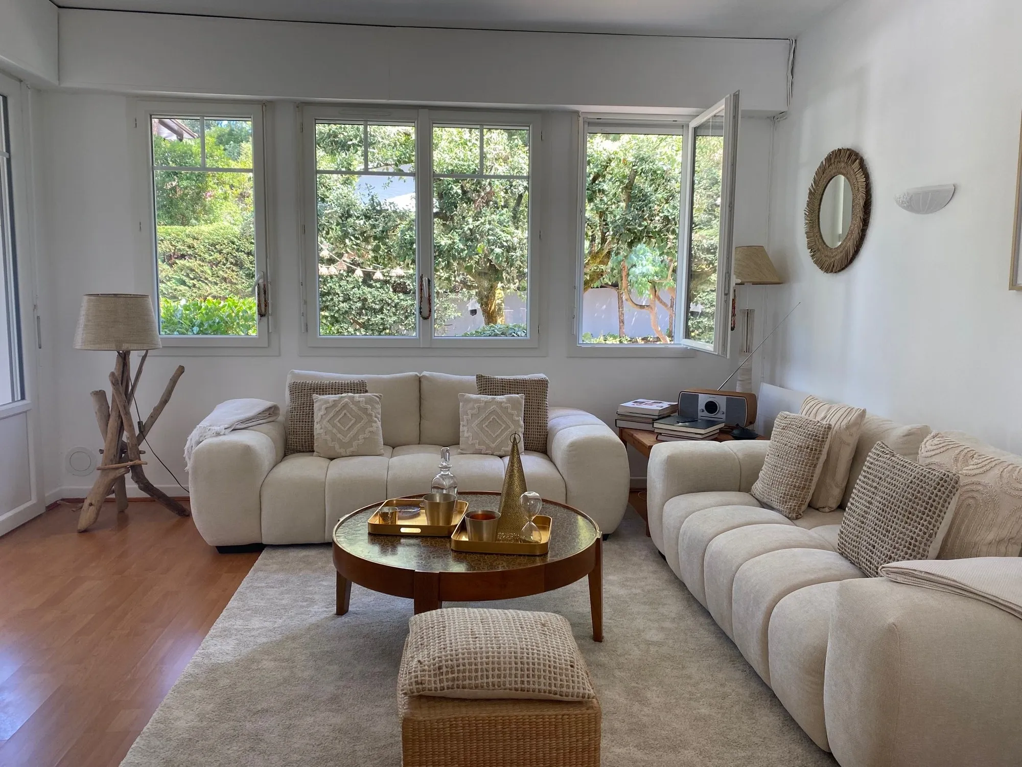 Après : Le salon (Une maison sous les pins)