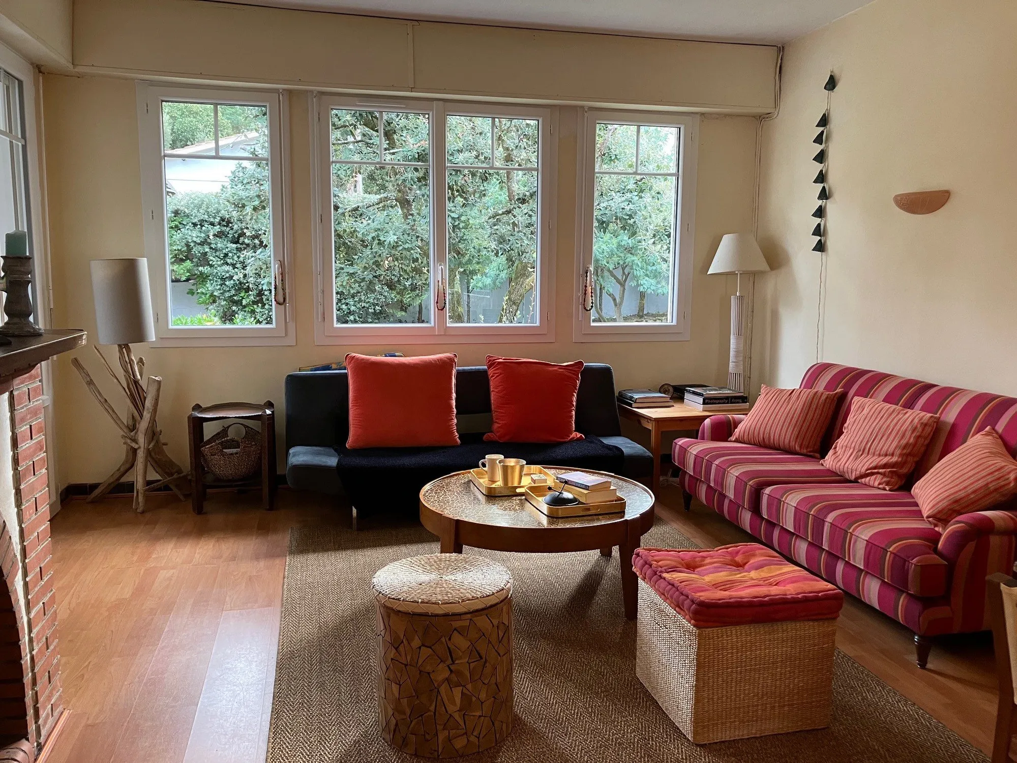 Avant : Le salon (Une maison sous les pins)