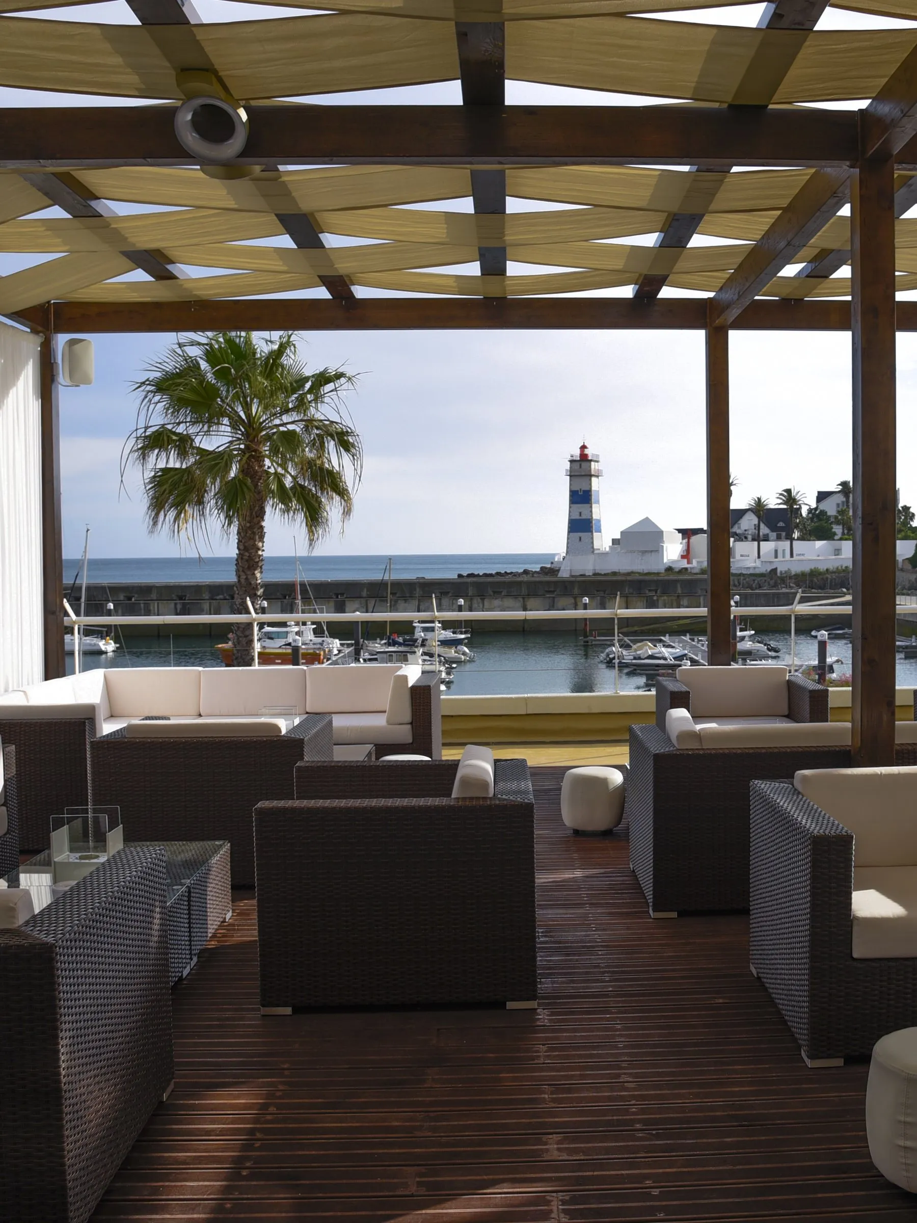 Après : La terrasse, avant et après la pergola (Pearl, lounge bar & dining club)