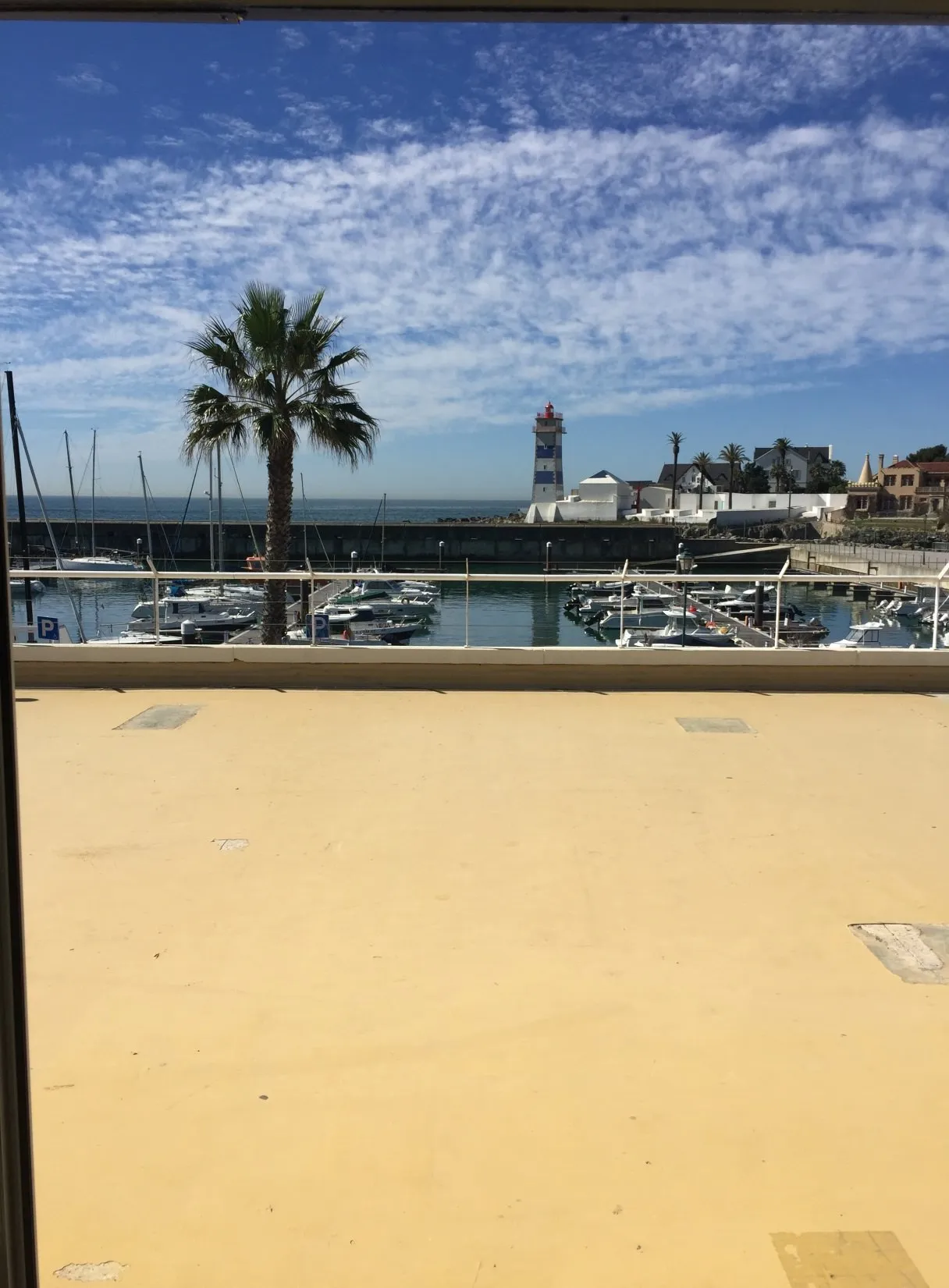 Avant : La terrasse, avant et après la pergola (Pearl, lounge bar & dining club)