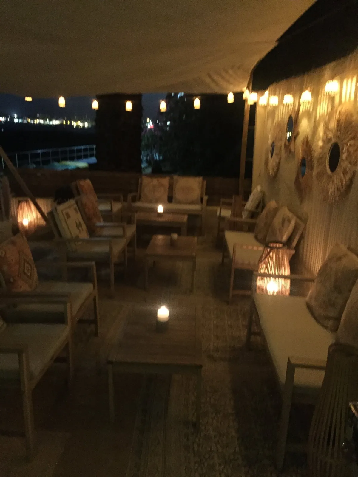 La terrasse le soir, éclairée par des guirlandes et des photophores